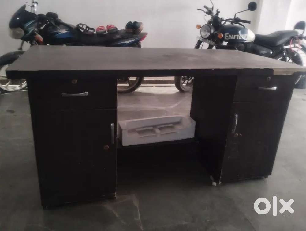 Computer table/ study table.