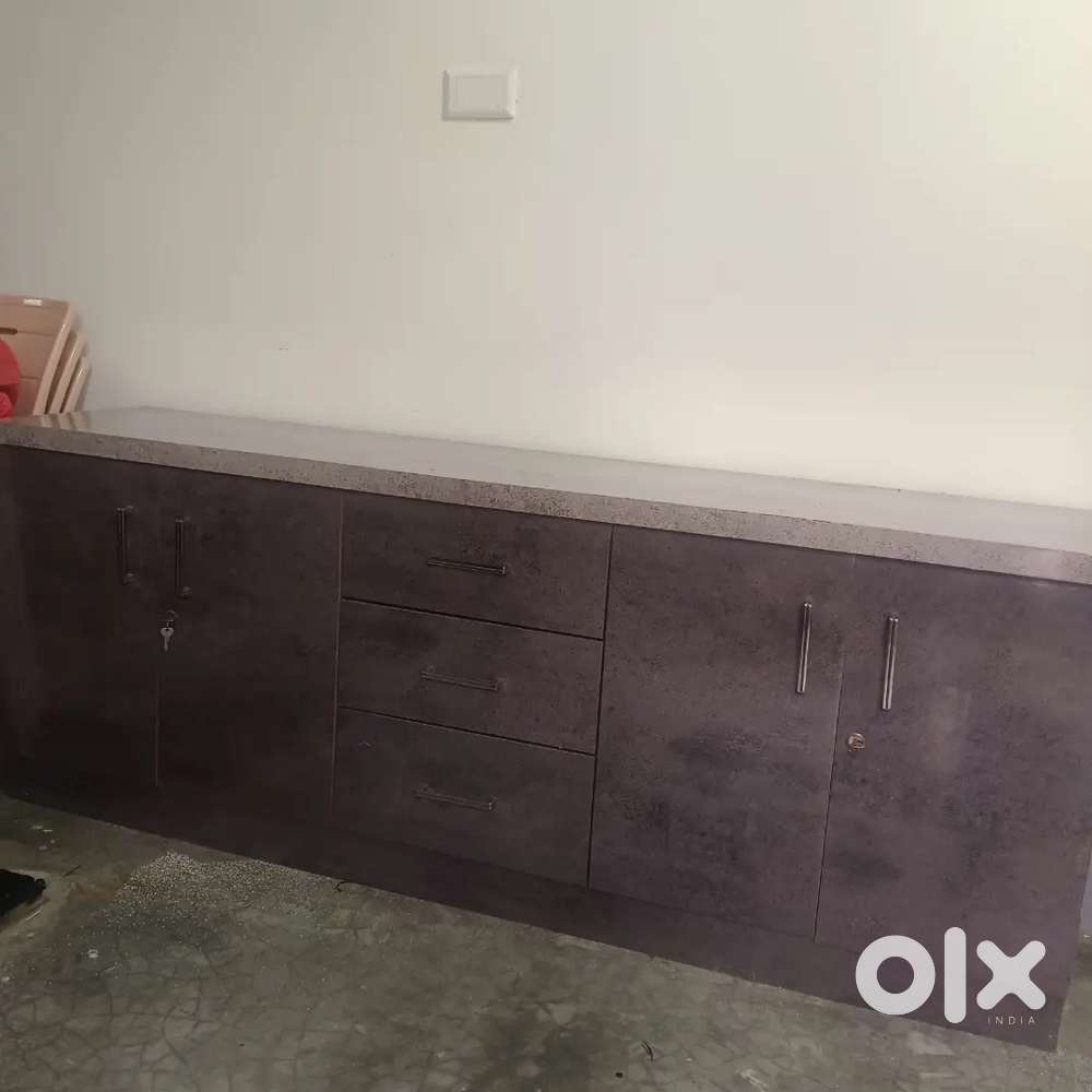 Glossy finished heavy gage storage box with good quality handels