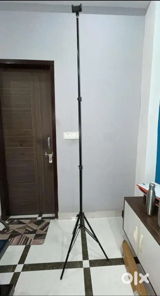 The tripod stand 7 feet with adjustment