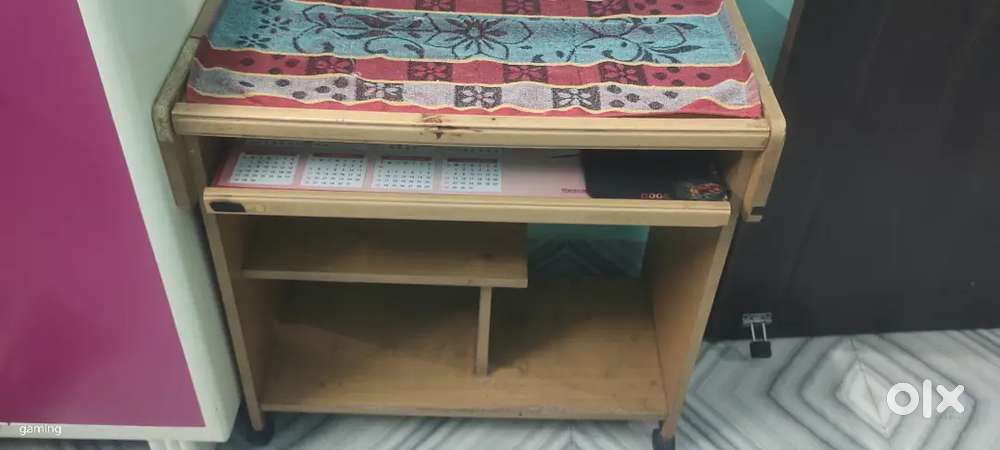 Computer table