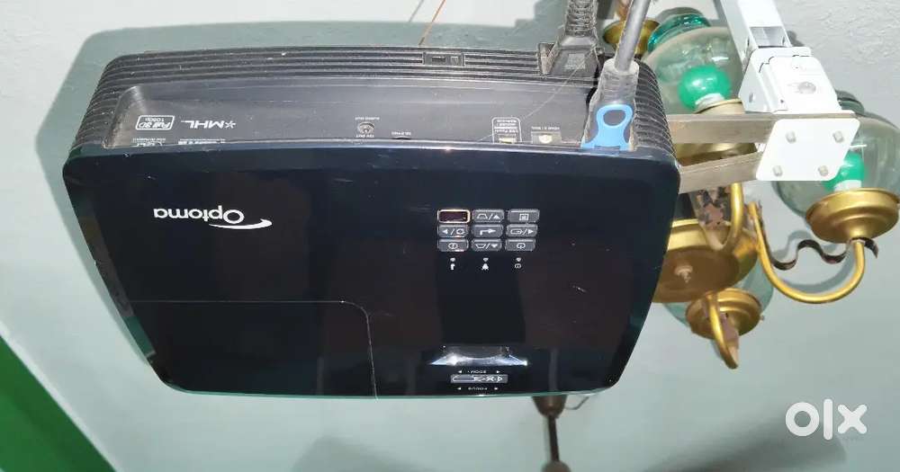 Optoma Projector with remote and 7 x 5 feet screen