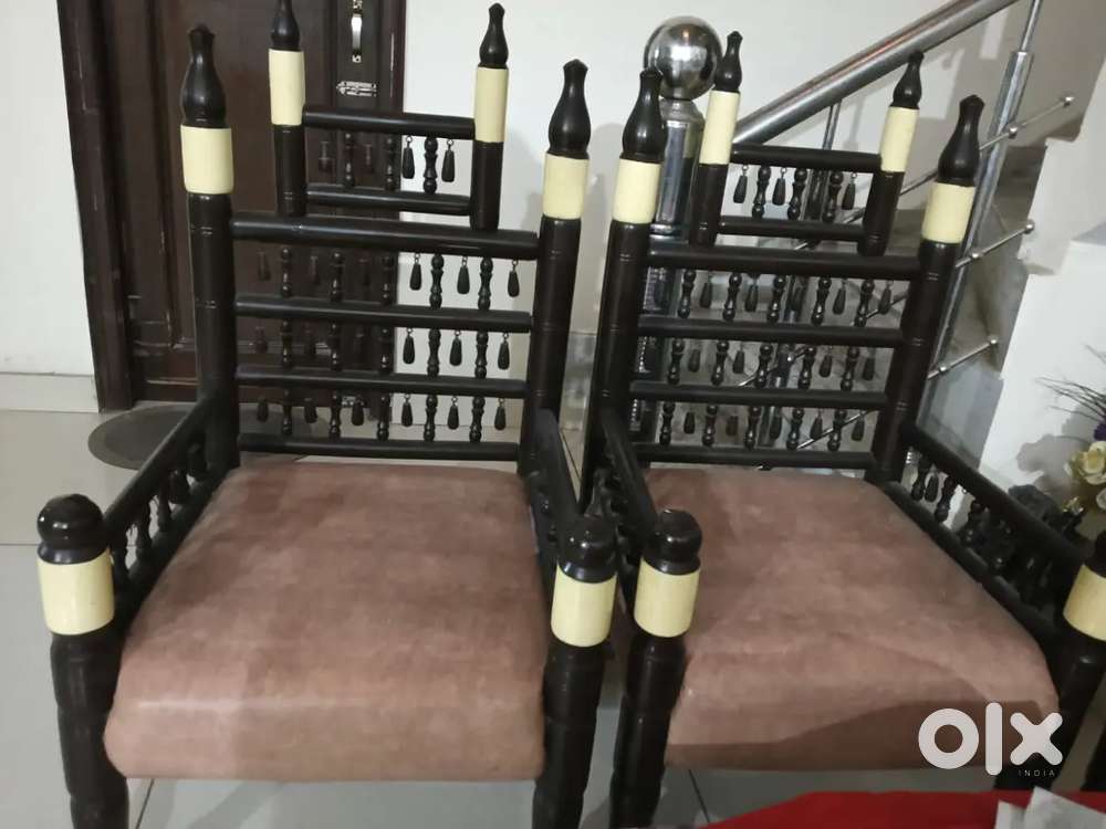 A very comfortable sofa set with 2 chairs