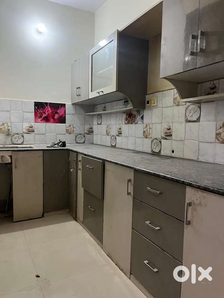 3 BHK FLAT 1ST FLOOR AVAILABLE IN SAKET NAGAR