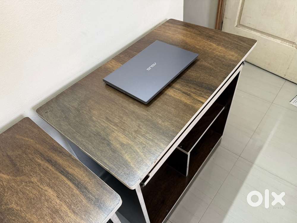 Computer table with keyboard tray