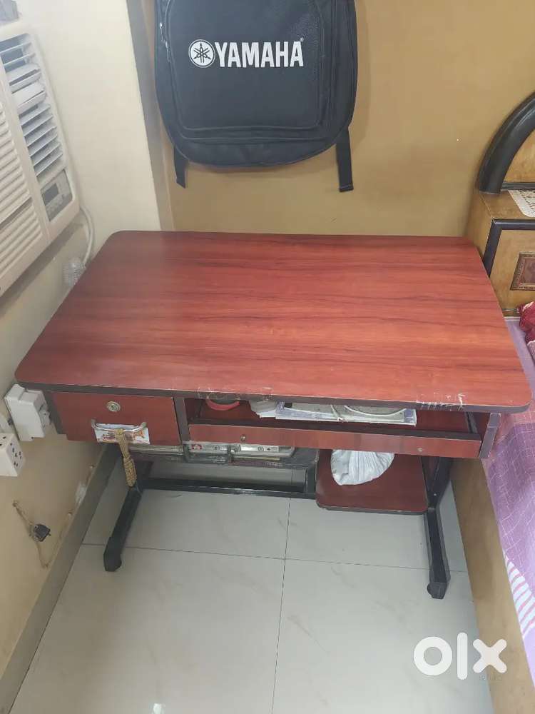 Computer table
