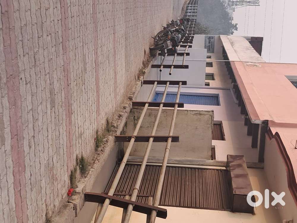 Main Road पर 10×20 ft Commercial Shop for Rent – Cantonment, Varanasi