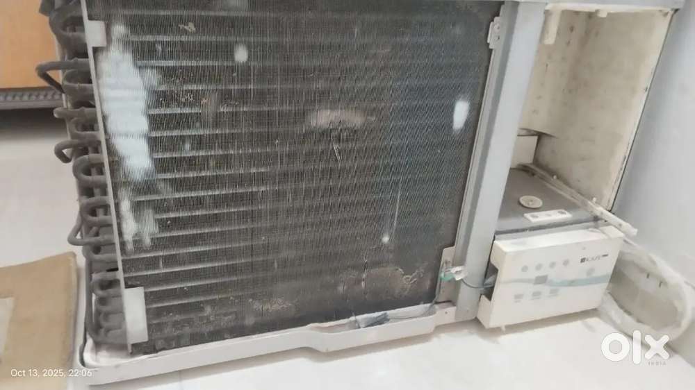 Hitachi window AC in working condition with remote