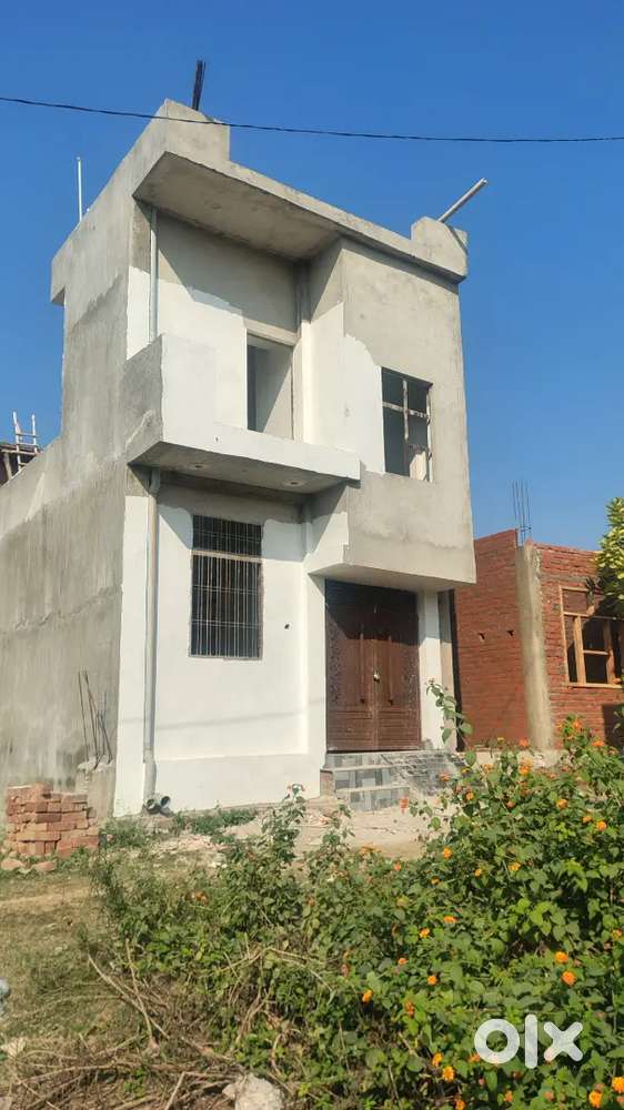 330 sqf hai 2 flore bna hai 1 km bugut valo ke finances bhi ho jaega