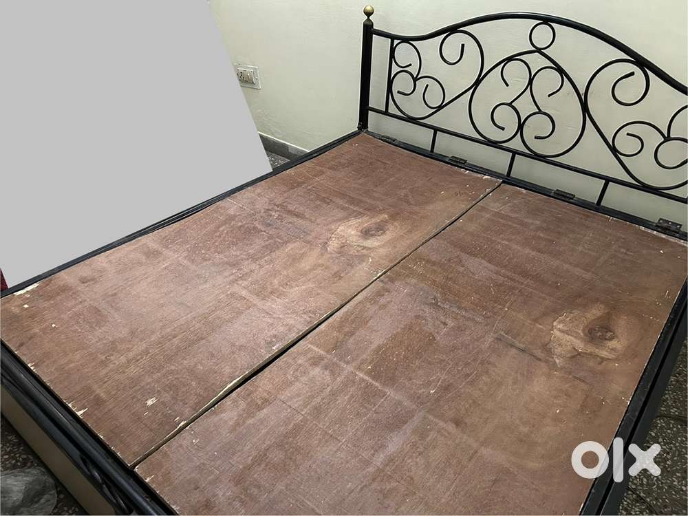 Queen size 5*6 feet metal frame double bed with box