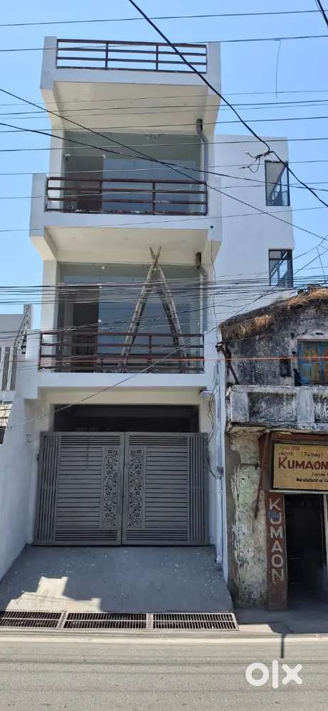 Owner made building for urgent sale