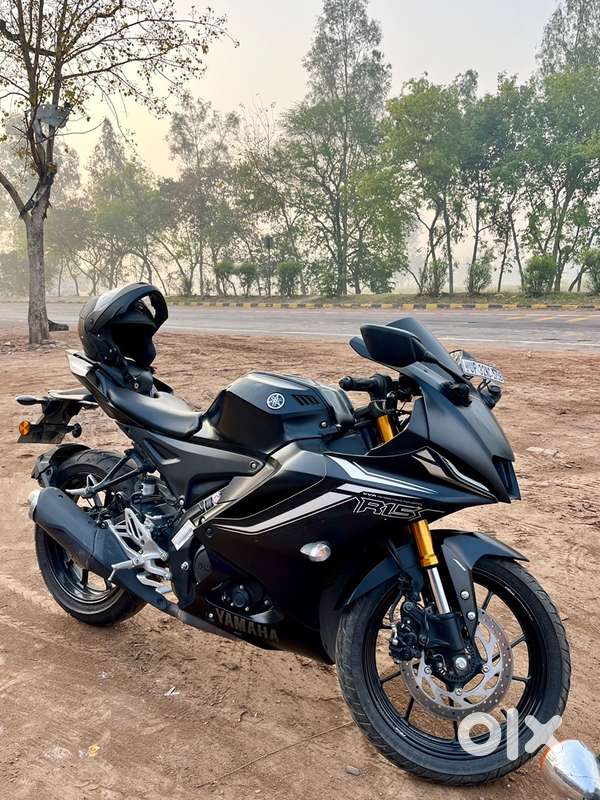 R15v4 black