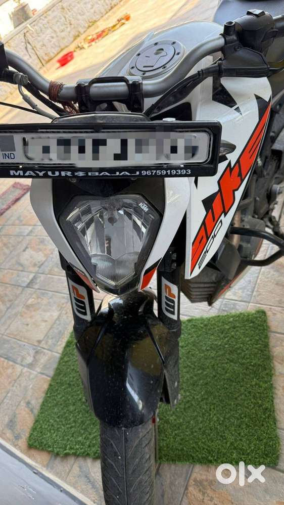 Duke 200 white and black colour