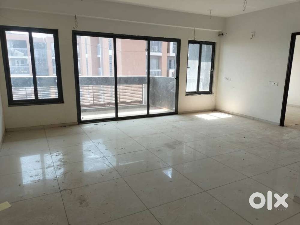 For Sell 4BHK Unfurnished Flat, Naranpura