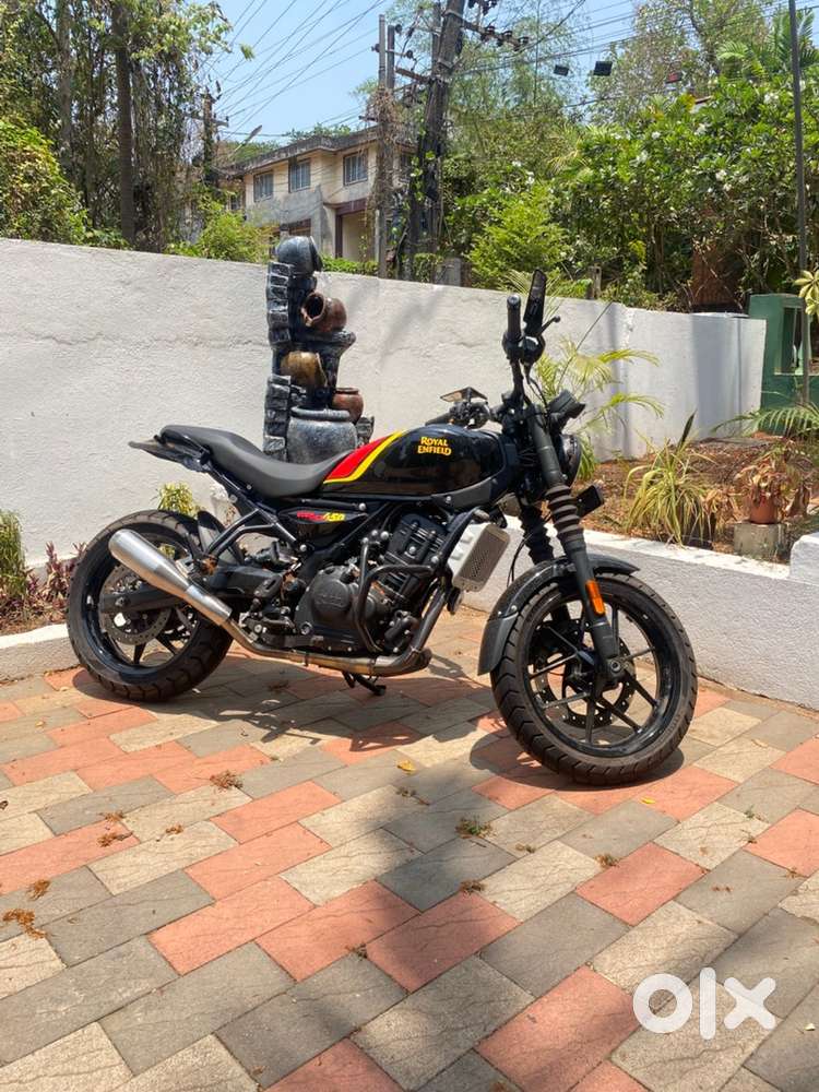 Royal enfield guerilla 2024 in showroom condition.