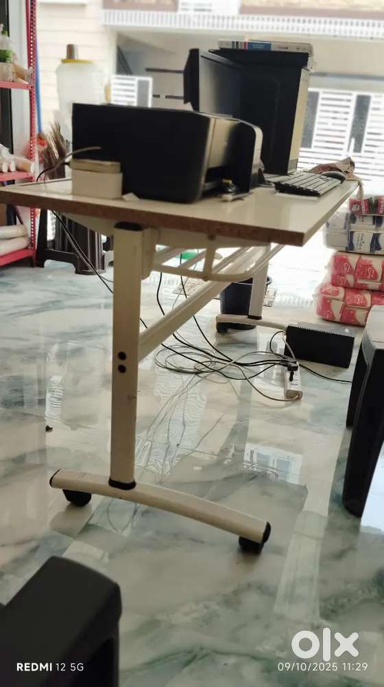 Computer table