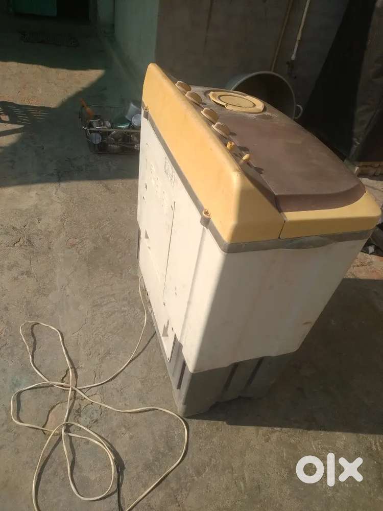 कपड़े धोने की मशीन बेचना है 3000 तक