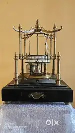 Flying ball pendulum clock