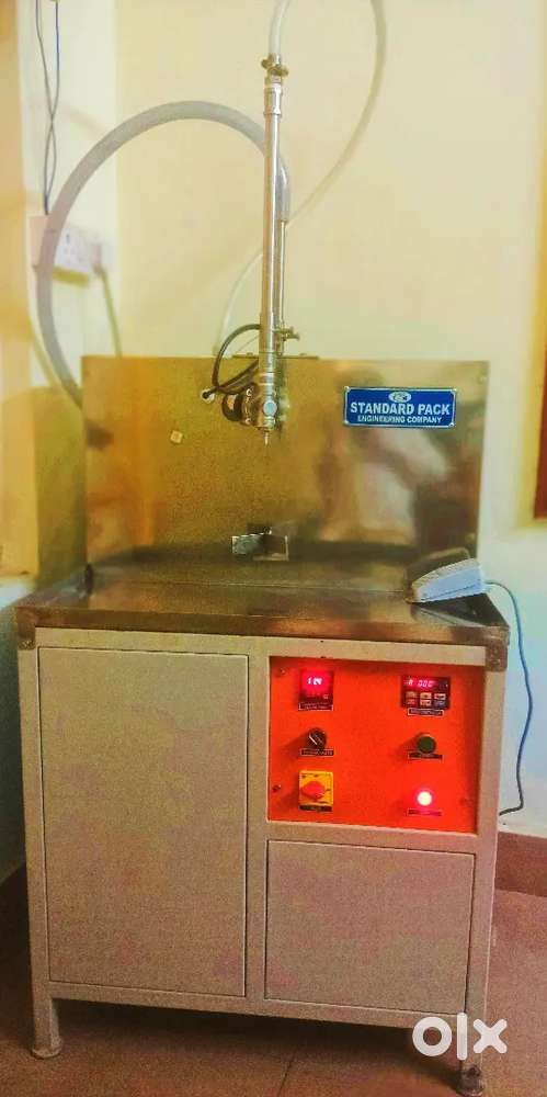 Liquid filling machine