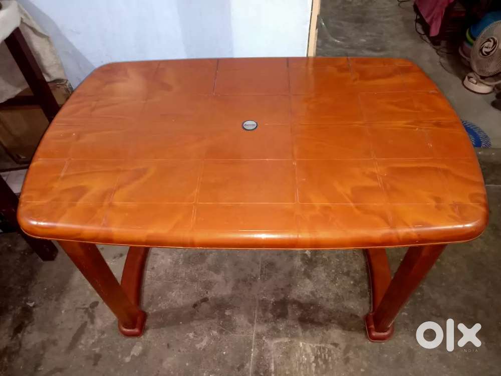 Dining table supreme