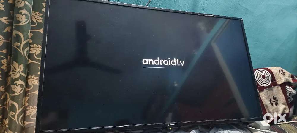 Motorola 40inch android led tv 2.5 year old but right side small line