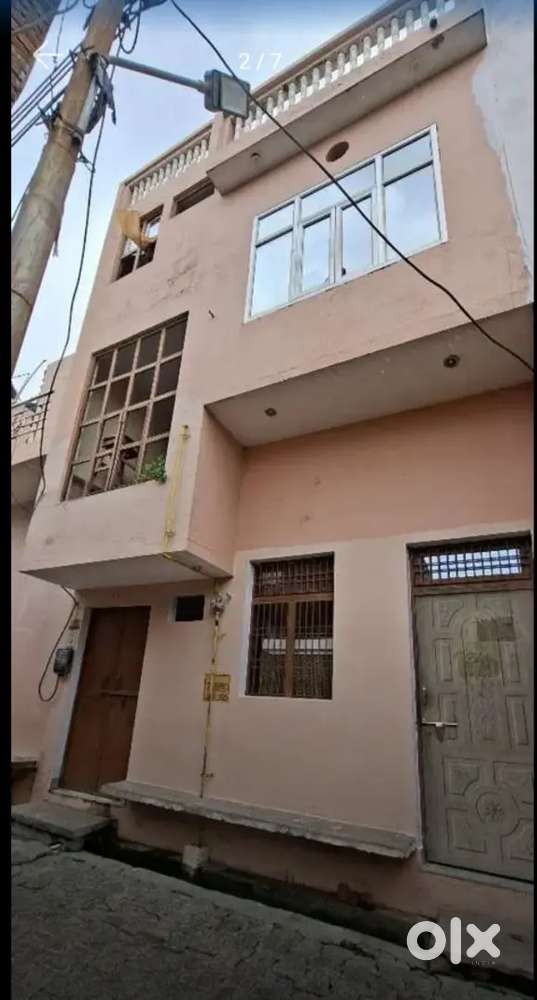 तीन मंजिला शानदार मकान बिकाऊ है, जल्दी करें !