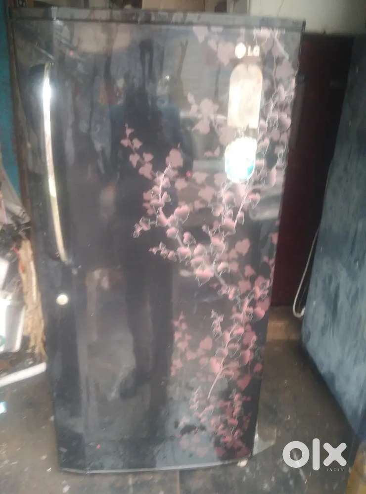 L.G . SINGLE DOOR FRIDGE 200 L GOOD WORKING