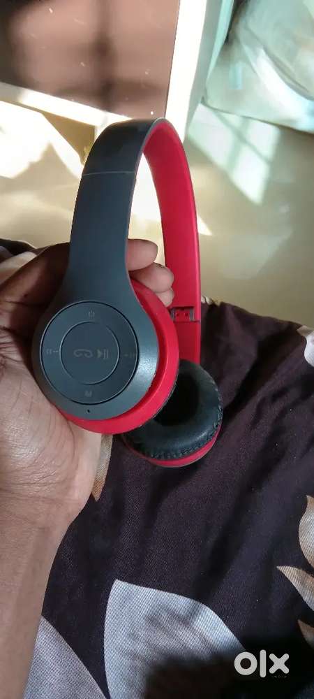Headphone red in colour best quality and best price noise resistant