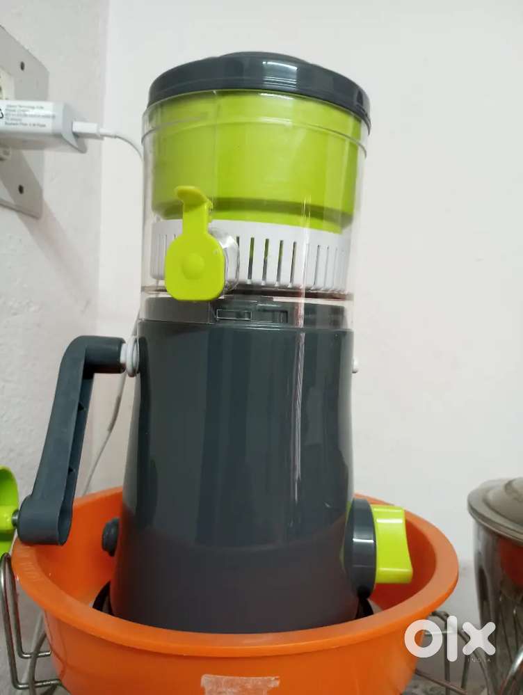 Manual juicer