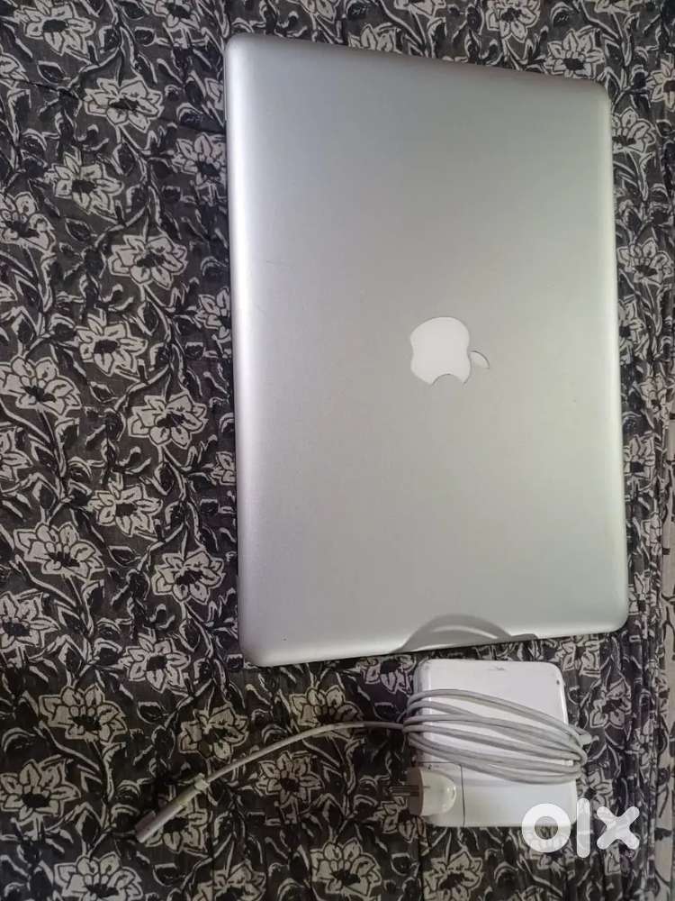 Apple laptop i5 8GB RAM 500 GB