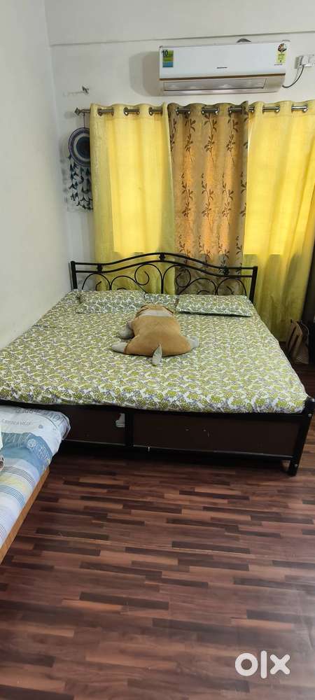King size metal bed 7x7 for sale