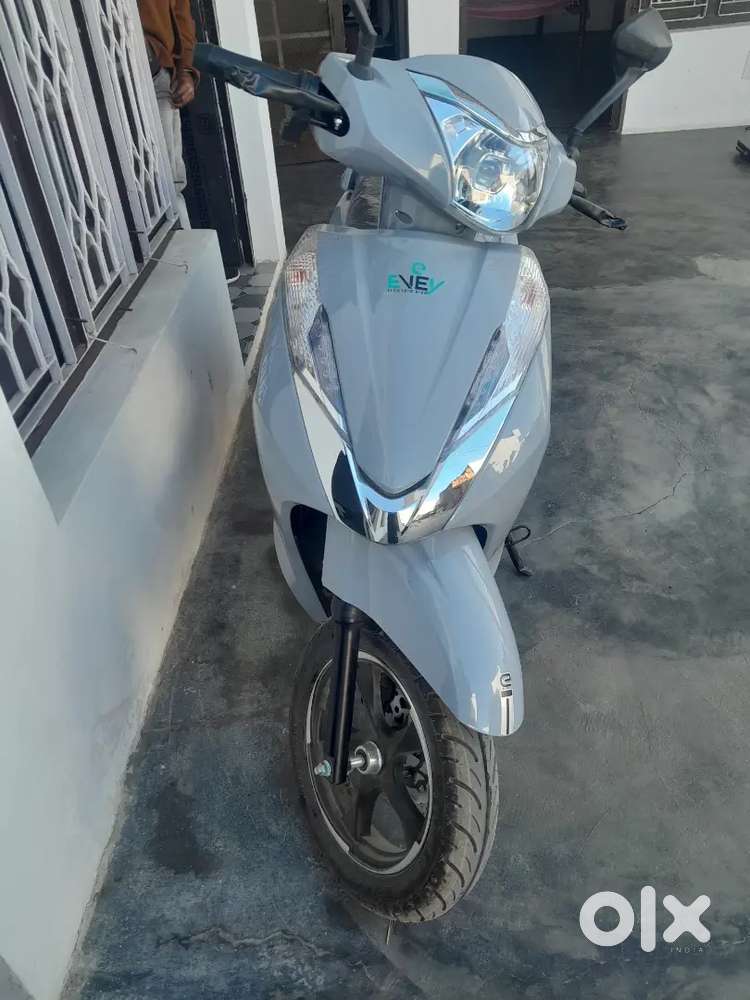 Fresh Scooty with 6 batteries