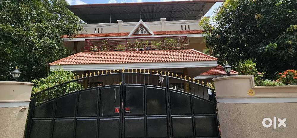 PATTOM 10CENTS  & 6BHK HOUSE