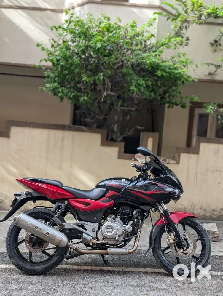 BAJAJ PULSAR 220 F FOR IMMEDIATE SALE