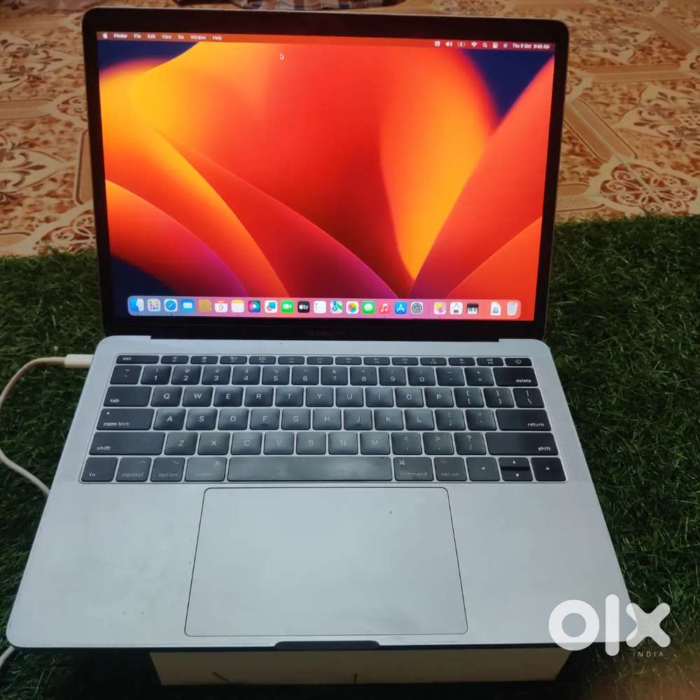 MacBook pro 2017 i5 8GB 256ssd excellent condition