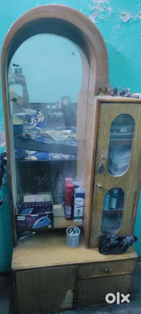 Sale daristabe mirror only crack baki sab thek hai  kse ne lena bata d