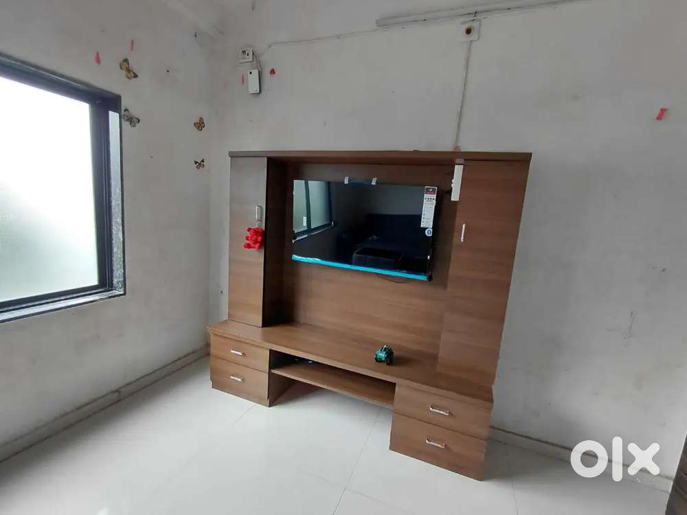 Tv unit bech rahe he 2 manth huva he bana ya huva he