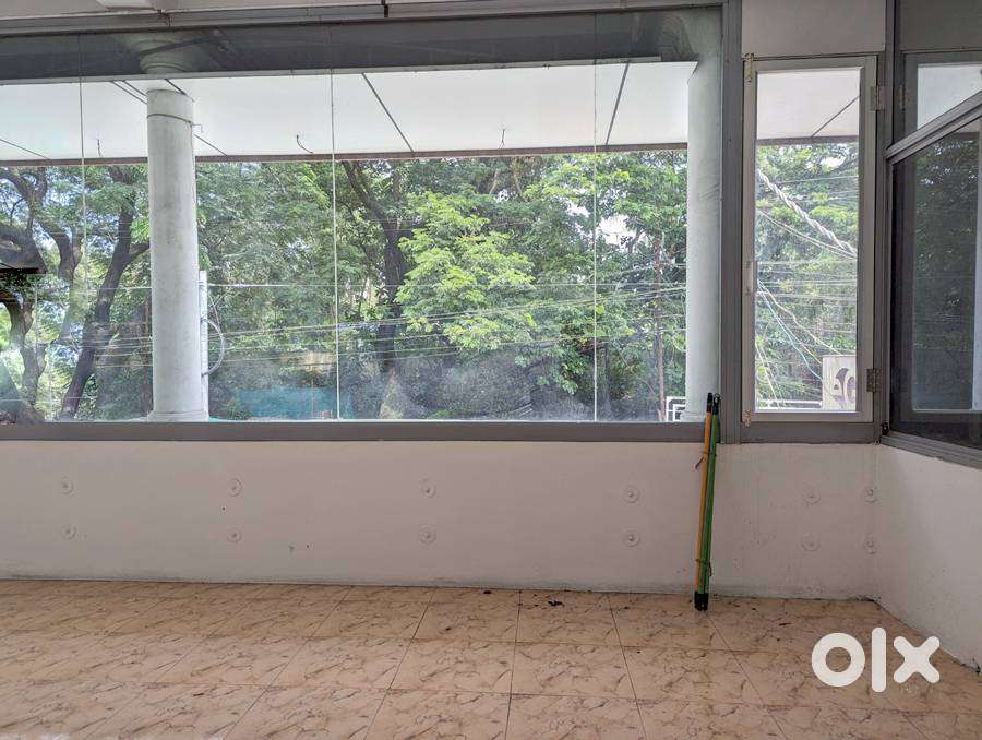 Commercial building 2000 sq feet in 5 cents MC road side 1.5 crore