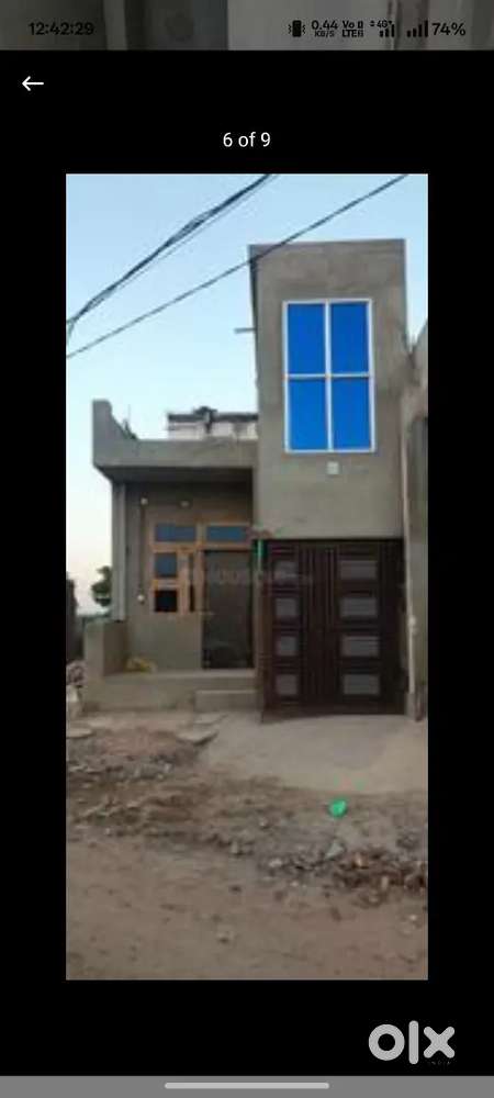 Ye 61 Gaj ka ghar he jo 200 feet road par hai