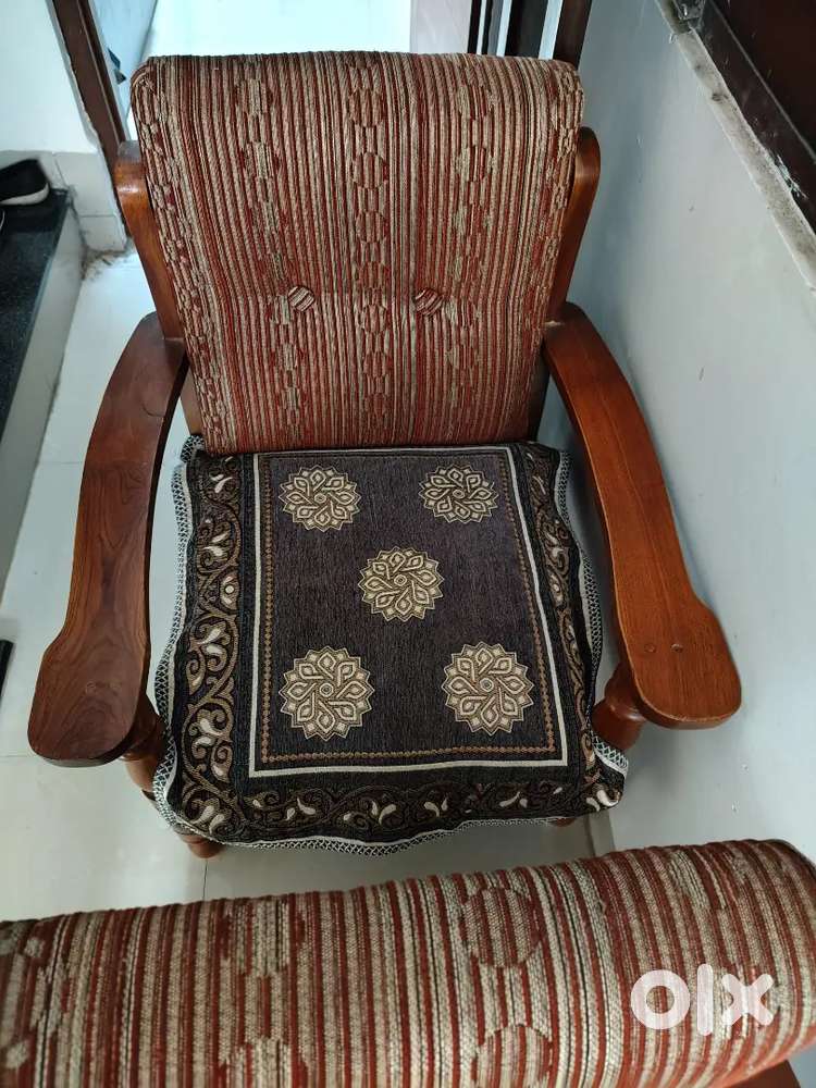 3+1..1... This is a wooden sofa in good condition,and made for sagwan