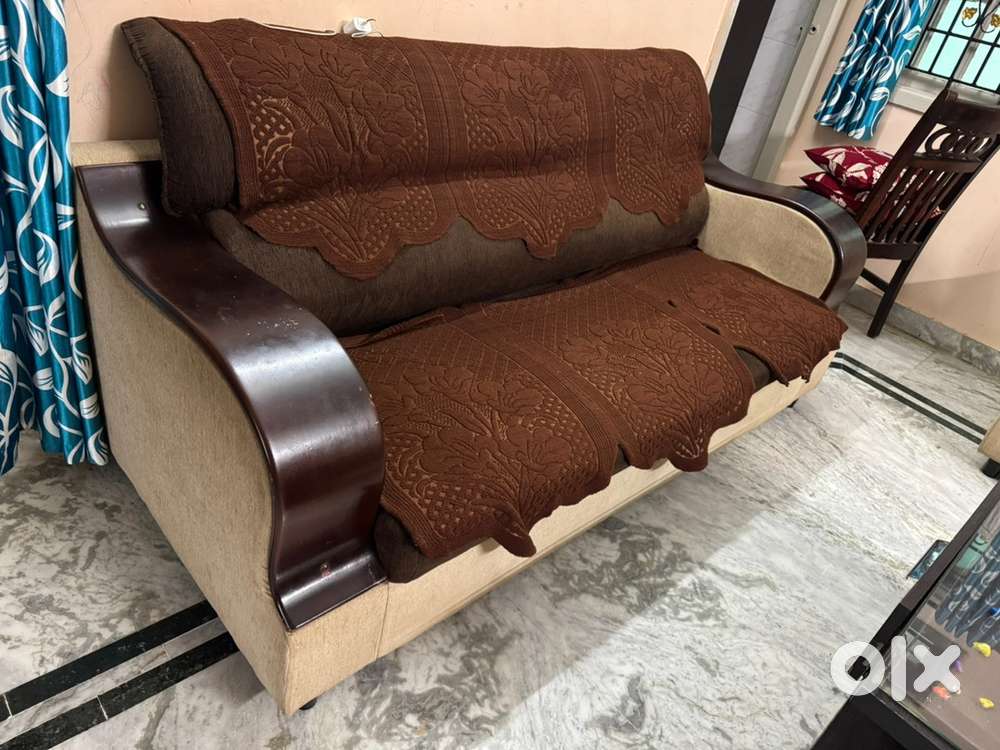Selling a comfortable 3+2 sofa with centre table