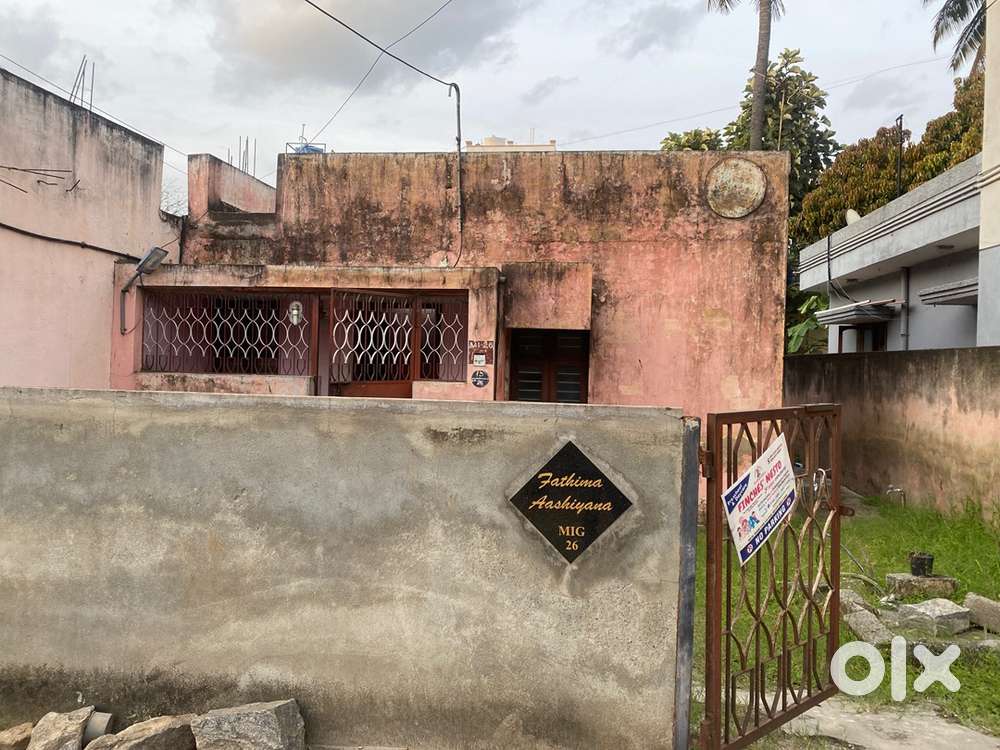 Land with house for rent 1600 sq ft