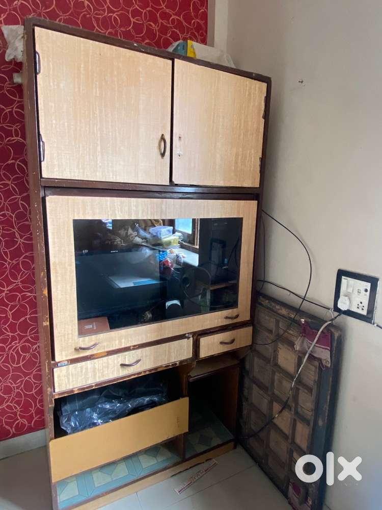 Computer table with storage