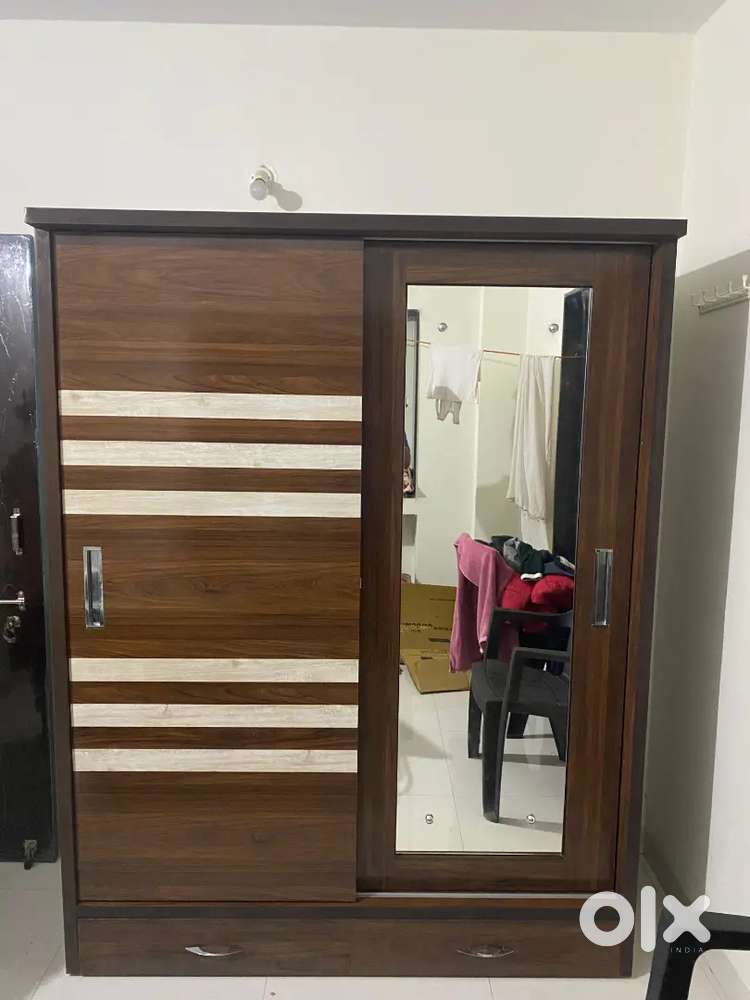 Selling a wardrobe in excellent, mint condition