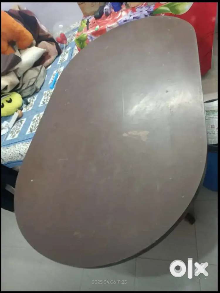 Pure shisham dining table ka sirf table hai jisko bhi lena hai lele