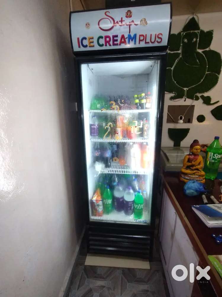 Glass door refrigerator