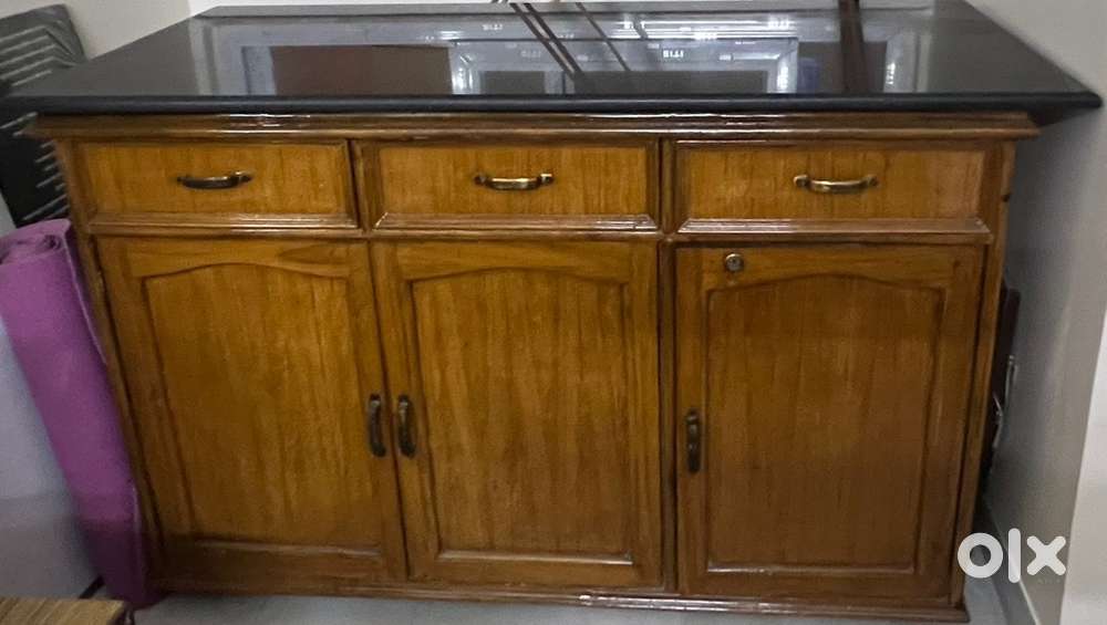 Title: Solid Pure Wood Table – Excellent Condition
