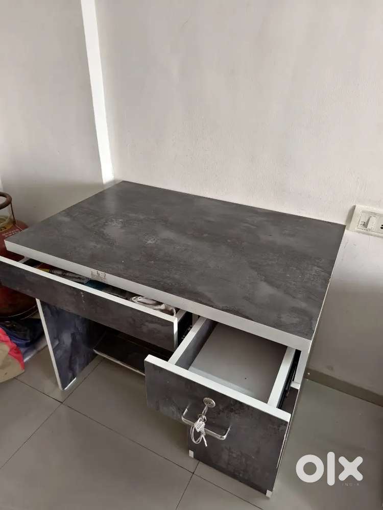 Computer/Laptop Table. Contact directly
