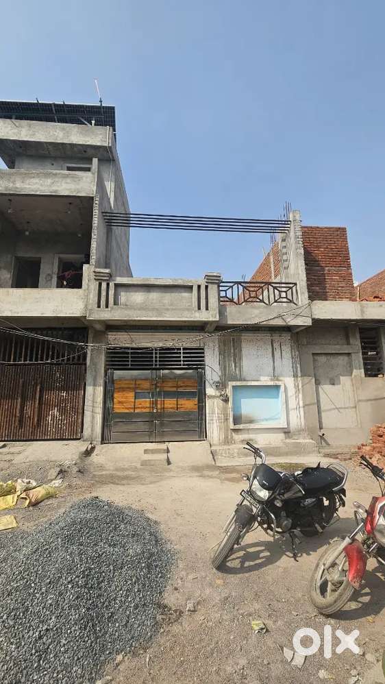 25 feet road hai samne