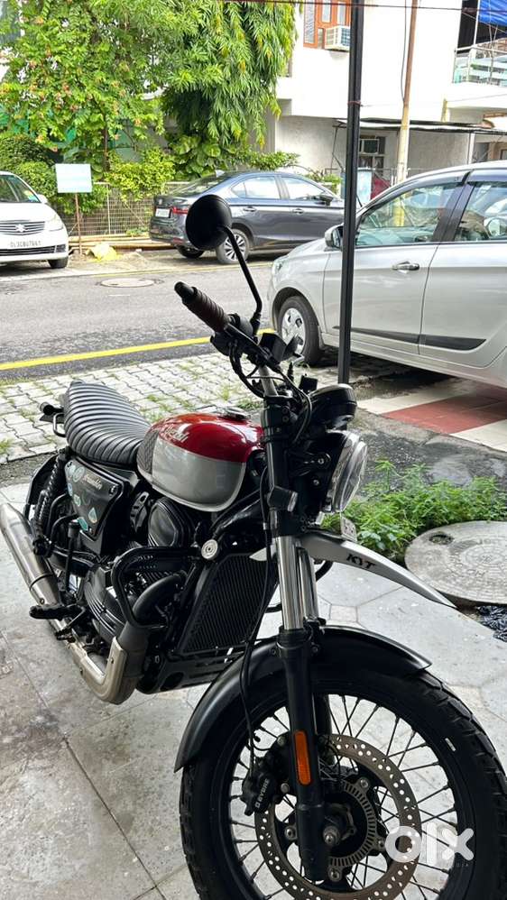 Yezdi Scrambler 2022 - excellent condition with free axor retro helmet