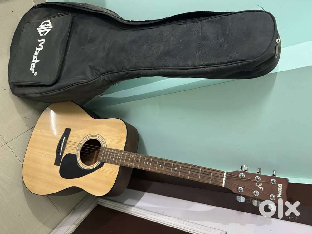 Yamaha F280 Acoustic Guitar